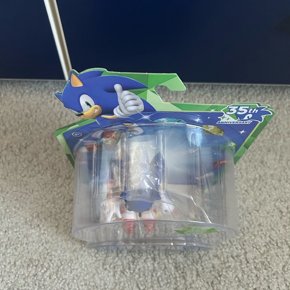 Sonic the Hedgehog Sonic with Green Emerald 35th Anniversary Figure - Picture 12 of 12